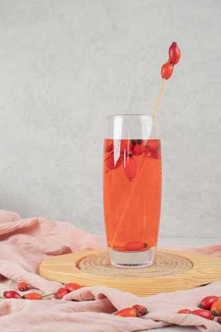 rosehip-lemonade-in-glass